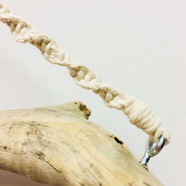 colgador de madera de mar con cuerda de macramé