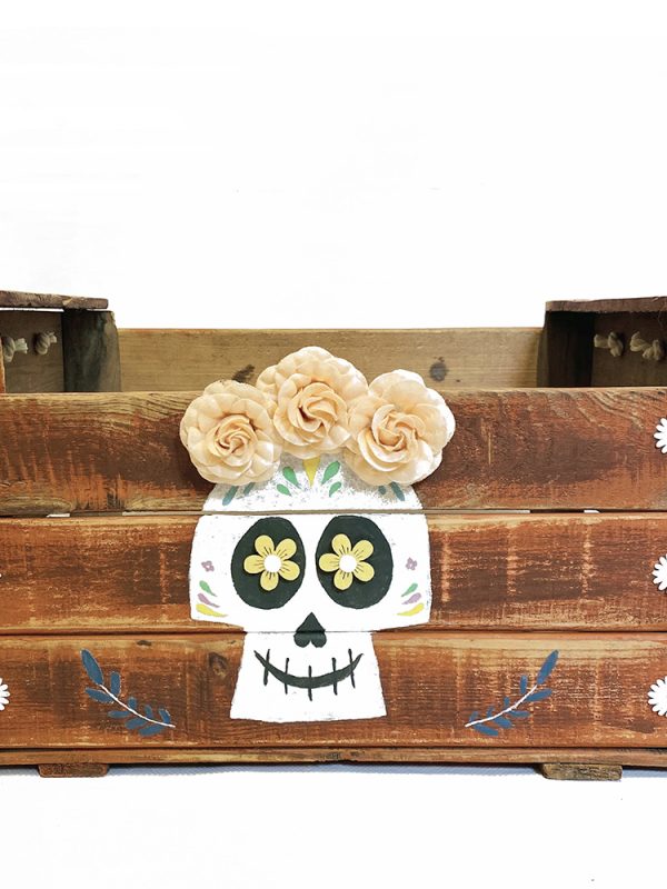 Caja antigua de madera decorada con máscara catrina especial halloween.