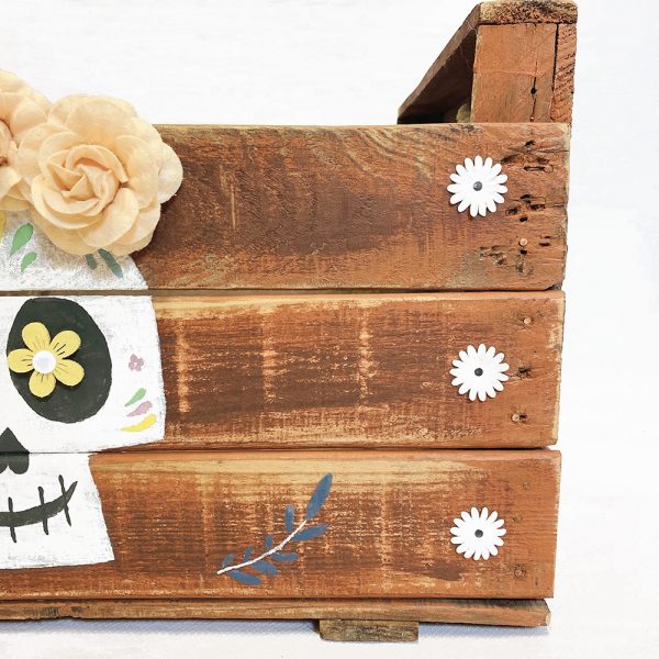 Caja antigua de madera decorada con máscara catrina especial halloween.