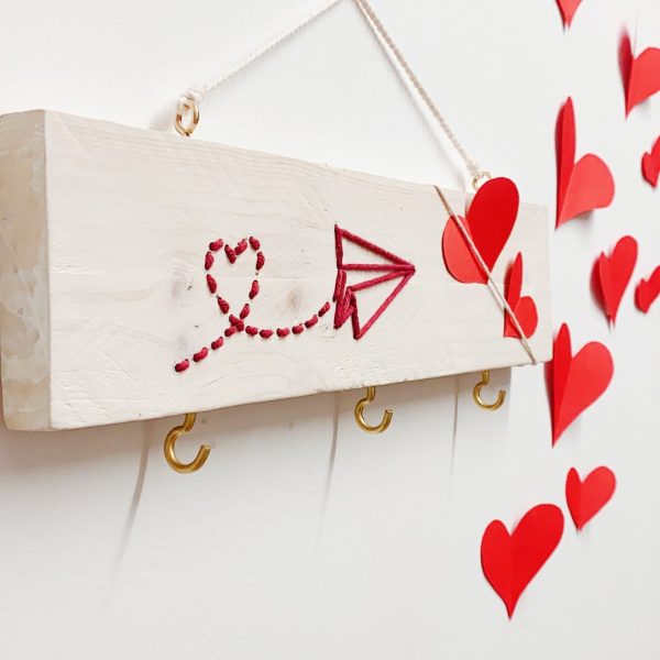 colgador de madera natural bordado "Love"
