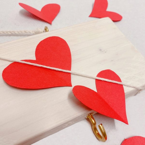 colgador de madera natural bordado "Love"