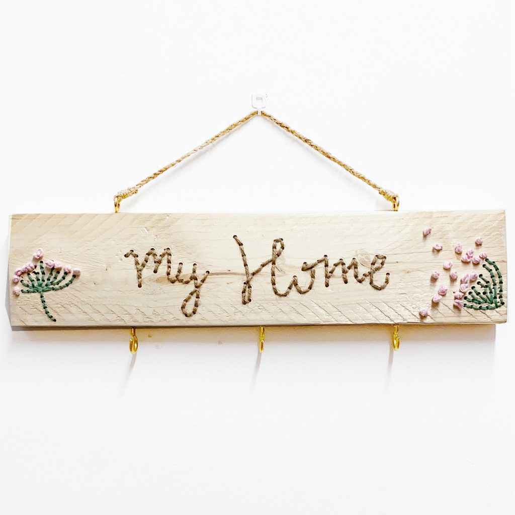 colgador de madera natural bordado con hilo natural "My Home"