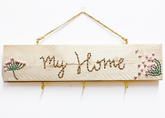 colgador de madera natural bordado con hilo natural "My Home"